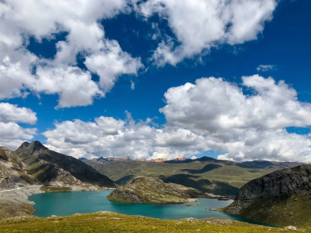 Laguna turquesa en la Cordillera de la Viuda a 4800 msnm con cielo azul y nubes blancas - Full Day desde Lima con Perú Tours