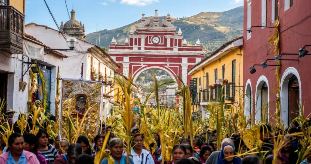 Procesión del Domingo de Ramos por las calles coloniales de Ayacucho con el arco rojo al fondo - Perú Tours