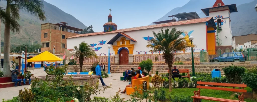 Plaza de Antioquia con la Iglesia Espíritu Santo decorada con murales coloridos - Full Day desde Lima con Perú Tours